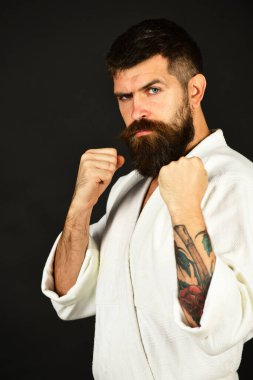 Jiu Jitsu ustası saldırı ya da savunma pozisyonu üzerinde çalışıyor..