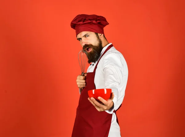 Keukengereedschap concept. Chef met rode plaat en slagroom — Stockfoto