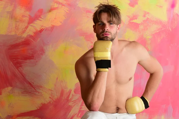 Erős bokszoló színes háttérrel — Stock Fotó
