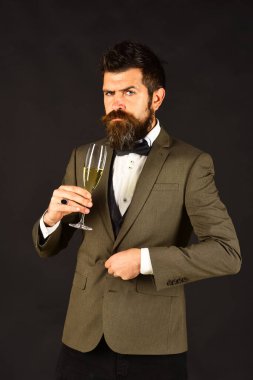 Eski moda takım elbiseli maço içkiyle tezahürat yapar. Yeni yıl arifesi