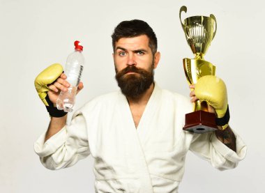 Beyaz arka planda kimonolu sakallı bir adam..