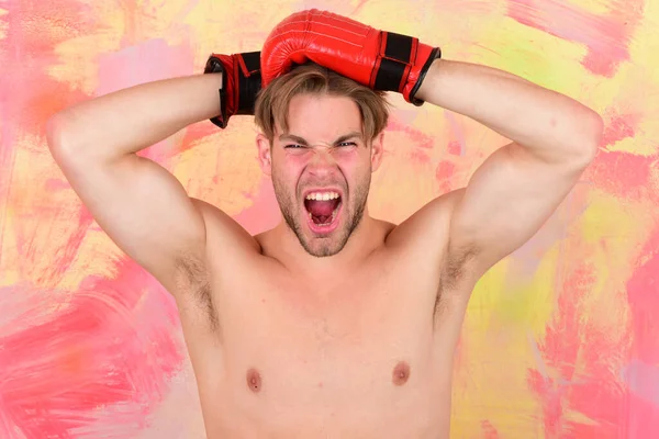 Chico con el torso desnudo lleva guantes de boxeo de cuero rojo . — Foto de Stock