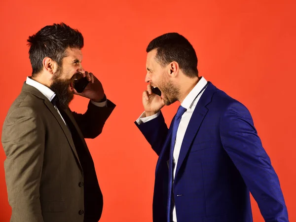 Muži s vousy stojí tváří v tvář na červeném pozadí. — Stock fotografie