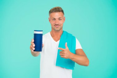 Güzel bir model. Sadece muhteşem saçlar. Erkekler için şampuan kremi. Erkek güzeli. Yakışıklı adam banyoda yenileniyor. En iyi cilt losyonu. Neşeli adam duş jeli tut. Berber dükkanı bakımı. tıraş losyonundan sonra