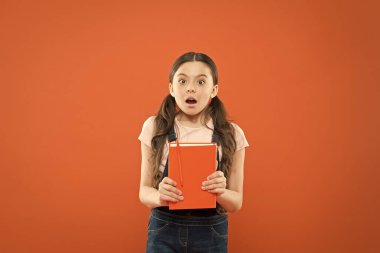 Kitap için heyecanlıyım. Okuma becerileri. Okuma etkinliği. Çocuk tutma defteri. Kitapçı. İlginç bir edebiyat. Gelişim ve eğitim. Çocuk bakımı ve mutlu çocukluk. Okulda okuyorum. Okuma hobisi