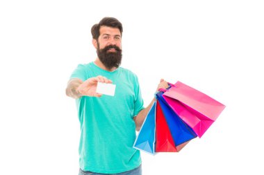 Yavaş ve hızlı. Alışveriş koliği kredi kartını boşaltmış. İnternetten hediyeler ve hediyeler al. Paketleme çantası ve indirim kartı olan bir tezgahtar. Satın alma servisi. Mutlu adam alışverişi ödeme metodunu kullanır