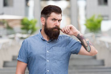 Bıyığına takıntılıydı. Sakallı adam, şehir dışında bıyık çeviriyor. Hippi uzun sakal ve bıyık takar. Sakal ve bıyık bakımı. Berber dükkanı. Berber dükkanı. Büyümek ve tımar etmek için ürünler