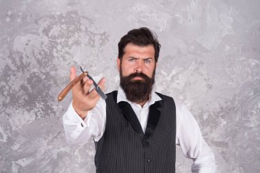 Tıraş olmam lazım. Klasik tıraş konusunda uzmandır. Sakallı adam, retro jileti tut. Erkekler için tıraş bıçağı takımı. Berber dükkanındaki profesyonel ve vahşi kuaför. Erkek berber bakımı. Sakallı adam zarif görünüyor.