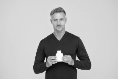 Vücut kokusu bakımı. Yakışıklı erkek losyonu ya da vücut yıkama şişesi. Karşınızda kişisel hijyen ürünleri. Saç bakımı için şampuan ya da jöle. Deri ve vücut bakımı. Parfüm ya da deodorant, boşluğu kopyala