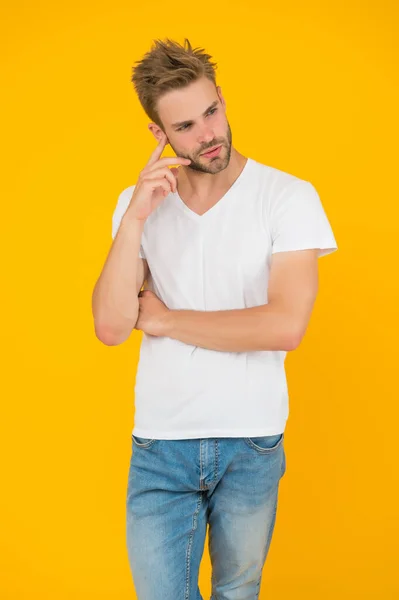 Jeune étudiant sérieux. concept de salon de coiffure. beau mec avec la lumière non rasée. homme sexy sur fond jaune. style beauté masculin. modèle de mode charismatique. Tenue d'été décontractée. Extrêmement beau — Photo