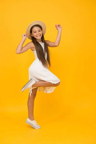 Divertiamoci. piccola ragazza in vacanza. bambino rancho con cappello di paglia. piccolo cutie su sfondo giallo. felice infanzia di ragazza positiva. Bellezza. moda estate bambino. pronto per la festa in spiaggia. umore di vacanza — Foto Stock