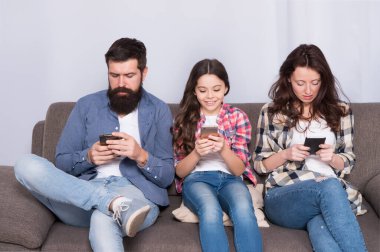 Teknolojiye daha bağlı hissediyorum. Aile içi cep telefonu teknolojisi evde. Küçük çocuk ve ebeveynler akıllı telefonları alır. Dijital teknoloji. Modern hayat. Yeni teknoloji. Sanal iletişim