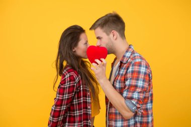 Gizli öpücük. Samimiyet. Erkek ve kız romantik bir randevu. Birbirine aşık bir çift. Seksi çift damalı gömlekler. Aşk dolu bir kalp. Gerçek duygular. Şehvetli çift, kırmızı kalp. Sevgililer günün kutlu olsun. Aşk ve romantizm