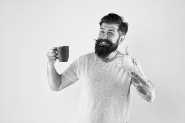 Sütlü cappuccino. Gerçek özel kahve büyük bir iş haline geliyor. Enerji konsepti. Hipster barista sarı arka plan. Kahve dükkanı. Sakallı adam sabah kahvesini içer. Çay zamanı.