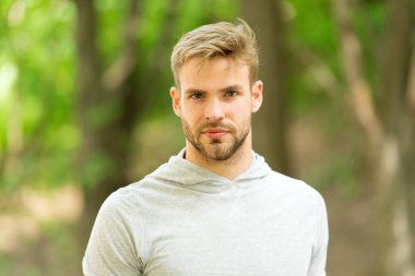 Tamamen hazırım. Spor müsabakası. Kendinden emin ve fiziksel olarak güçlü. Açık hava sporcusu. Yakışıklı bir park geçmişi var. Spor eğitimi ve antrenman. Kendinle gurur duy. Spor hedefi ve başarısı