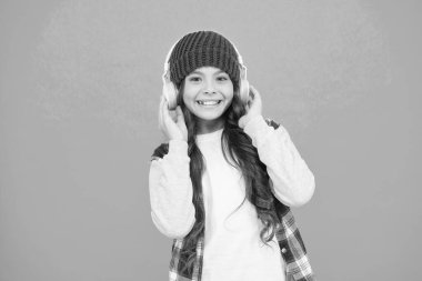 Önümüzdeki yıllarda müzik endüstrisini değiştirecek trendler. Sevimli küçük kız kulaklık takıyor, müzik dinliyor. Çocuk müzik dinle. Mobil cihaz için en iyi müzik uygulamaları. Sesin tadını çıkar. Hobi ve eğlence.