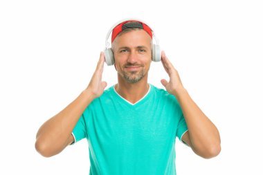 Gürültülü yaşa. Yakışıklı adam, beyaz kulaklık takıyor. Olgun adam kulaklıkla müzik dinler. Stereo kulaklık. Moda kulaklığı. Yeni teknoloji. Eğlence ve eğlence. Duy ve yaşa.