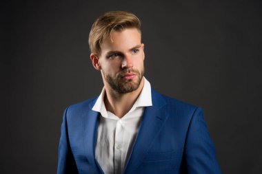 Şık damat. Modaya uygun başarılı iş adamı. İş adamı yakışıklı, çekici bir ofis çalışanı. Adam şık bir takım elbiseyle siyah arka plan yapmış. İş adamı yaşam tarzı. Yakışıklı adam.