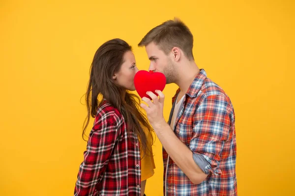 Geheimer Kuss. Intimität. Mann und Mädchen romantisches Date. Verliebtes Paar. Sexy Paar karierte Hemden. Herz voller Liebe. Wahre Gefühle. Sinnliches Paar rotes Herz. Glücklicher Valentinstag. Liebe und Romantik — Stockfoto