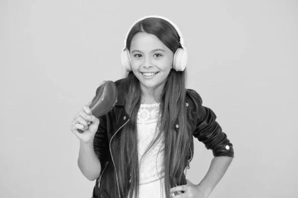 Vive. chaqueta de cuero cantante. niño escuchar música rock. escuela radio dj. hipster chica de estilo urbano. Niño con auriculares. Una niña pequeña canta su canción favorita. Imagina que eres una estrella del pop. cantando karaoke — Foto de Stock