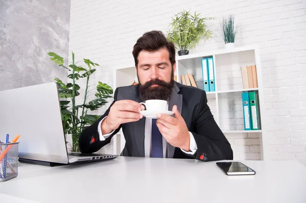 El aroma del café restaura la actividad cerebral. El hombre barbudo huele aroma a taza caliente. Disfrutando del aroma del café. Bebida aromática. Té de desayuno. Bebida matutina. Aroma y sabor. Sensación de vigilia — Foto de Stock