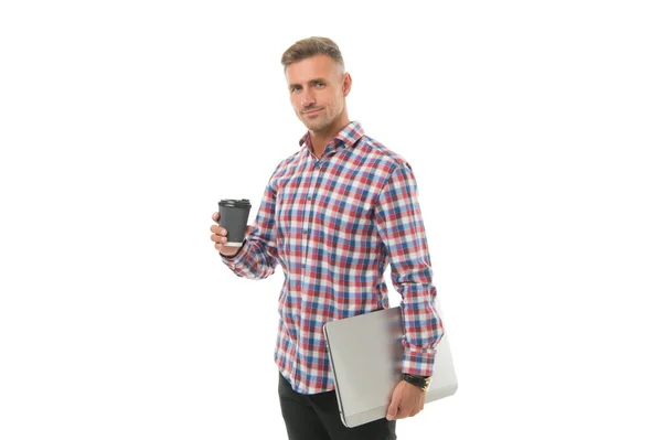 Auf dem Weg zum Erfolg. Schöner Mann beim Kaffee to go. Glücklicher Hipster mit Laptop und Kaffeetasse auf weißem Hintergrund. Kaffee weckt mich morgens. Regelmäßige Büroangestellte. Arbeit von zu Hause aus — Stockfoto