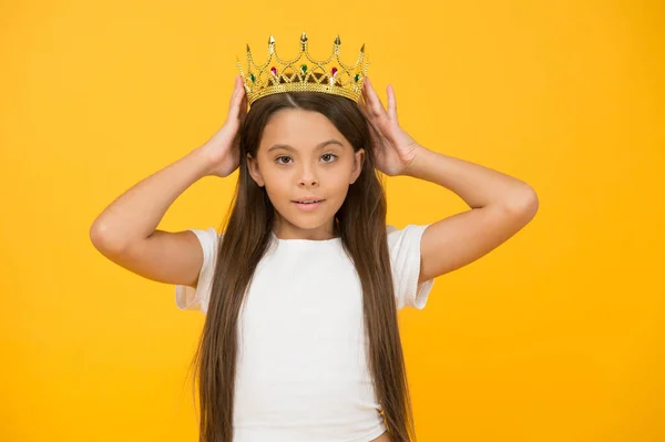 Pruébatelo. niña pequeña lleva corona de oro. Pequeña reina de belleza. la mayor recompensa. Feliz infancia. buena motivación para el niño. moda glamour niño. vivir en el lujo. niño sueño está siendo princesa — Foto de Stock