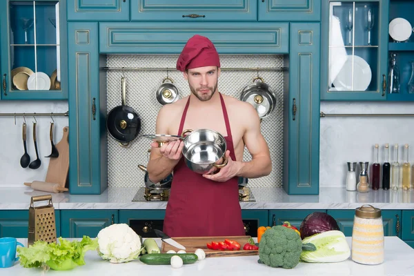 Sexy muž připravuje zeleninu. večeře v hrnci. šetrné k životnímu prostředí pro vaření. ingredience na zeleninovou polévku. jíst čerstvou zeleninu. Šéf v restauraci vaří zeleninu. Koho zajímá strava — Stock fotografie