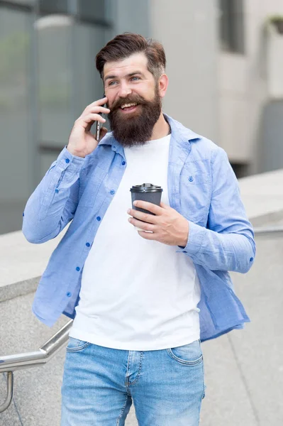 Café et conversation. Happy hipster parler au téléphone autour d'un café. Café à emporter. Pause café. La vie moderne. Technologie moderne. Communication moderne. Se tenir au courant des temps modernes — Photo