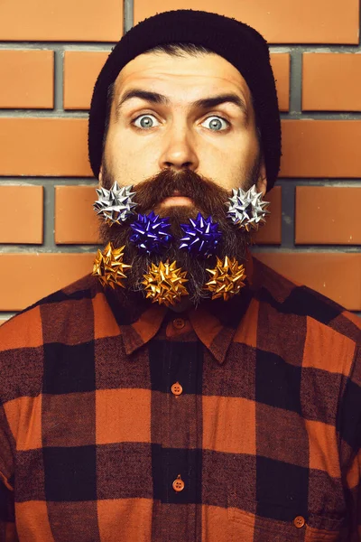 Homem barbudo, brutal caucasiano hipster surpreso com estrelas da decoração do presente — Fotografia de Stock