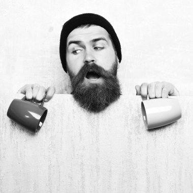 Kâğıt çarşaf ve fincanlarla vahşi beyaz hippi sakallı.