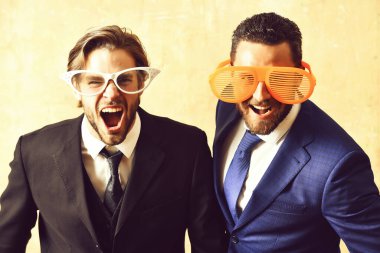 Yöneticiler başarılı anlaşmayı takım elbiseler ve komik gözlüklerle kutluyorlar