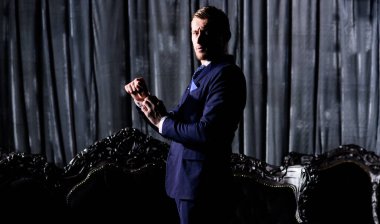 Kendine güvenen tıraşsız yüzlü bir emlakçı. Vintage daire.