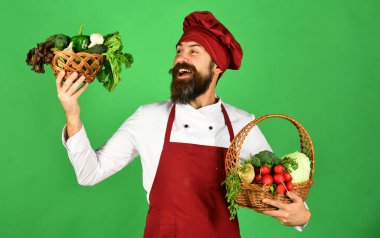 Yeşil arka planda sakallı bir adam. Yeşil market kavramı.