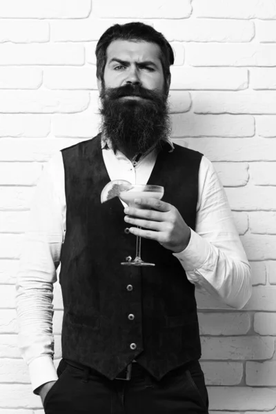 深刻なハンサムな髭男オンホワイトレンガの壁のスタジオの背景 — ストック写真