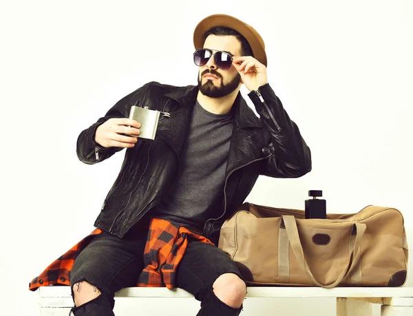 Homem barbudo, hipster caucasiano com bigode segurando frasco — Fotografia de Stock