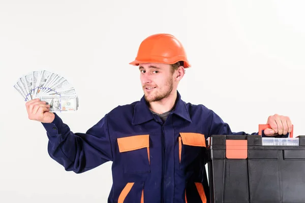 Homem com caixa de ferramentas tem salário, dinheiro para o trabalho . — Fotografia de Stock