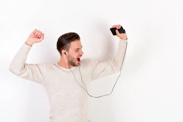 음악 과 기술의 개념입니다. 수염을 기르는 남자 , MP3 플레이어를 들고 있다 — 스톡 사진