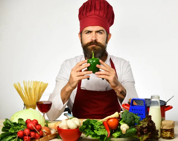 Matlagningsprocess koncept. Man med skägg håller bell pepper — Stockfoto