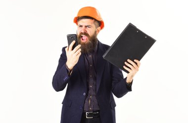 Kızgın yüz konsepti. Kızgın yüzlü mimar bağırıyor ve cep telefonu tutuyor