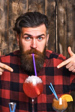 Hippi içki ya da kokteylden hoşlanır. Sakallı barmen.