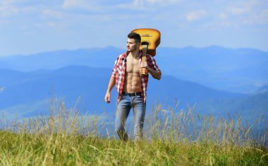 Şehirden kaçmanın en iyi yolu. Temiz dağ havası. Tatil beldeleri. Yalnız yürüyorum. Gitarlı bir adam dağın tepesinde yürüyor. Yürüyüşçü adam saf doğanın tadını çıkarıyor. Doğayı keşfediyorum. Doğanın güzelliği