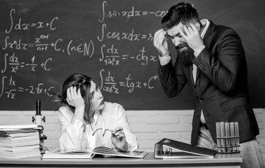 Sorun çözme. Sakallı adam ve seksi kadın, sorunu derste ele alırlar. Okulda sorun var. Eğitimsel bir sorun. Çözüm bulmak. İletişim becerileri