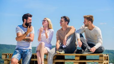 Birlikte eğleniyoruz. En iyi arkadaşlar. Yaz tatili. Mutlu erkekler ve kızlar rahatlayın. Sıradan giyinmiş bir grup insan. Çeşitli gençler birlikte konuşuyor. Dört kişilik bir grup. İzin günü için harika bir yer.