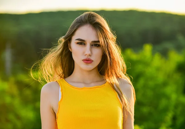 Belle jeune femme en bonne santé. fille profiter de la nature estivale. belle journée ensoleillée. Mode de vie sain. fille sexy en plein air. beauté et mode. femme aux cheveux bruns et maquillage — Photo