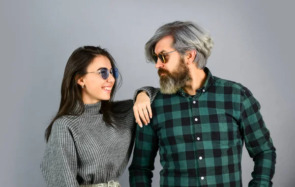 Casal na moda posando. Desfrutando de tempo de primavera juntos. Estilo de rua. Hoje é um bom dia. Casal de Hipster. Homem barbudo com cabelo tingido e menina elegante em óculos de sol. Casal de moda apaixonado — Fotografia de Stock