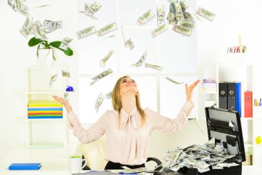 Para içinde yuvarlan. Rüşvet ve para aklama. Dolar nakit para. Zengin ve zengin. Kirli para. Kadınların iş başarısı var. Davalı başarılı bir iş kadını. İnternet kazancı sahte para