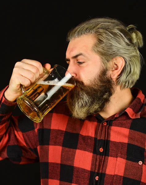 Probando una cerveza de barril. brutal hipster beber cerveza. barbudo barbudo maduro mantenga el vidrio. cantinero confiado levantando tostadas. ocio y celebración. Un hombre bebiendo cerveza en un bar. Cerveza con espuma — Foto de Stock