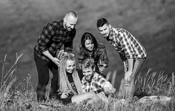 Le. sommarsemester. grupp människor tillbringar fritid tillsammans. familjecamping. Vandringsäventyr. glada män och flickor vänner gör selfie. vänskap. romantisk picknick i turist läger — Stockfoto