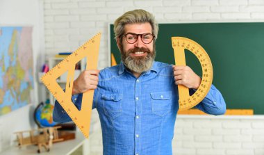 Matematik dersi. Geometri ve cebir. Teorem. Yetenekli öğretmen. Özel ders. Okula dönelim. Matematik çalış. Okul projelerine akıl hocalığı yapan adam. Bilim konsepti. Gözlüklü olgun sakallı öğretmen.